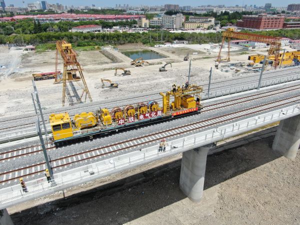 7月30日，恒张力放线车在虹桥至松江南区间进行接触网导线架设施工4 中铁电气化局 任英博摄