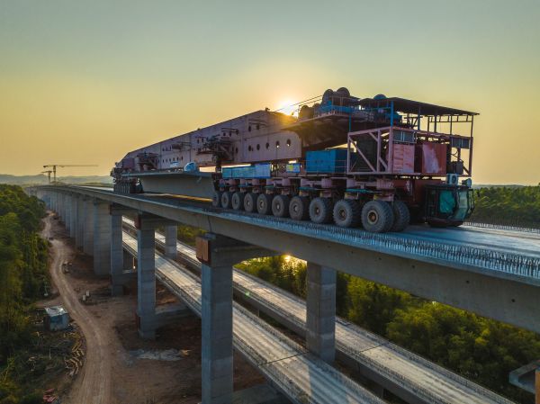 正在运梁的运架一体架桥机