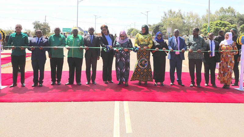 图为坦桑尼亚总统哈桑（左七）剪彩