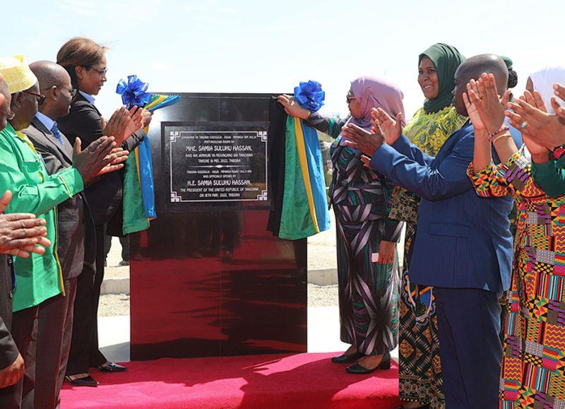 图为坦桑尼亚总统哈桑（中右）为公路奠基