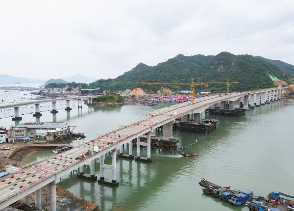 宁上高速公路关门江水道大桥主体结构贯通1
